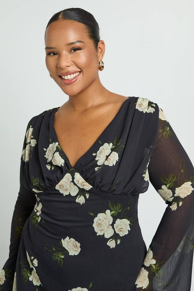 boohoo Dames Plus Bloemen Chiffon Diepe Hals Maxi Jurk | Zwart | Maat: 44