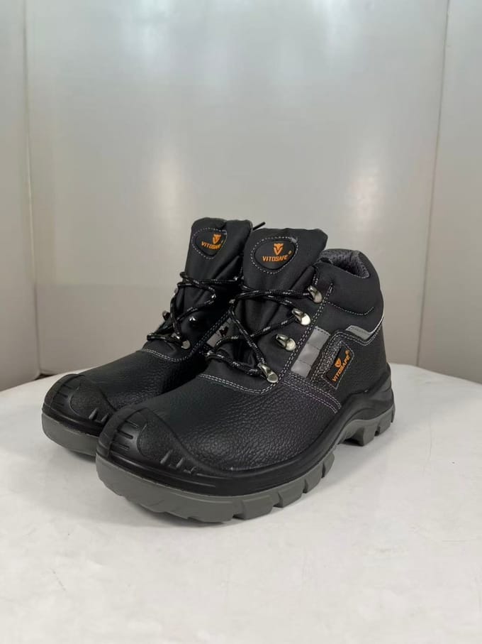 S3 SRC WR ESD veiligheidsschoen, maat 42. Kleur zwart grijs.
