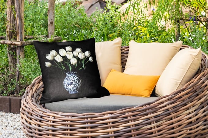 Buitenkussen Weerbestendig - Wit - Bloemen - Tulpen - Vaas - 50x50 cm