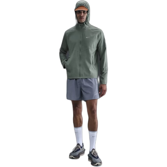 Nike repel miler windrunner jack in de kleur groen.