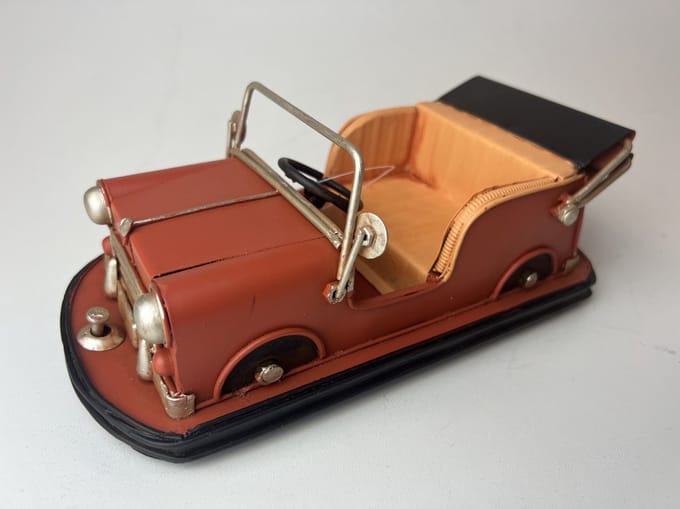 Retro botsauto in het oranje