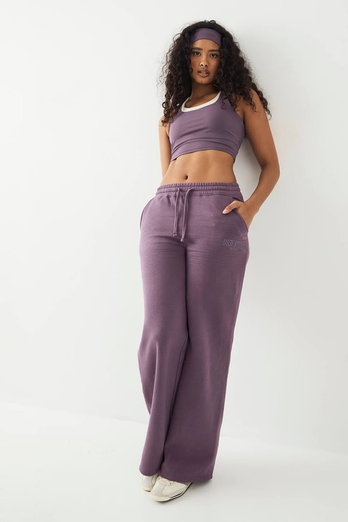 Dames DSGN Studio Collegiate Applique Rechte Pijp Jogger | Grape | Maat: Medium