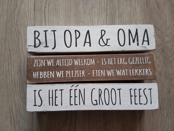 Tekstbord "Bij opa en oma is het één groot feest" - Woodart - wit / naturel