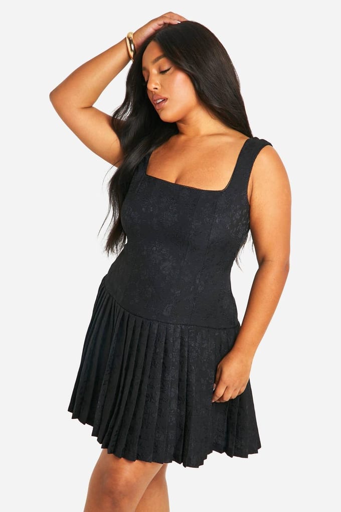boohoo Dames Plus Satin Gerafelde Ruffle-zoom Jurk | Zwart | Maat: 54
