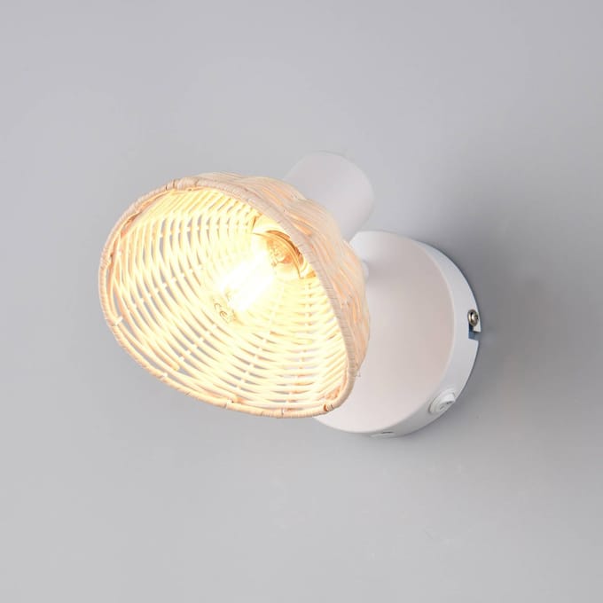 Reality Leuchten Wandlamp Calvi, wit, rotan naturel, Ø 13 cm, schakelaar