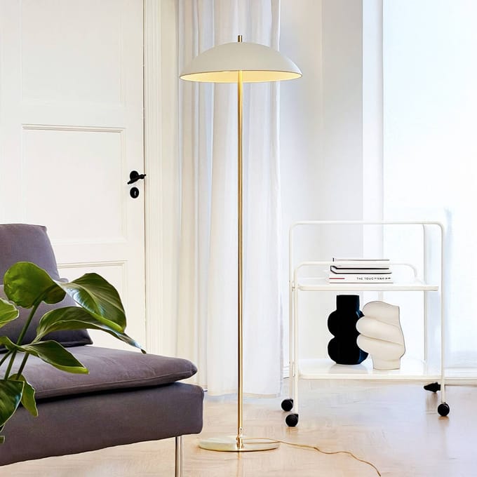 Dyberg Larsen vloerlamp Globus, hoogte 150 cm, beige/messing