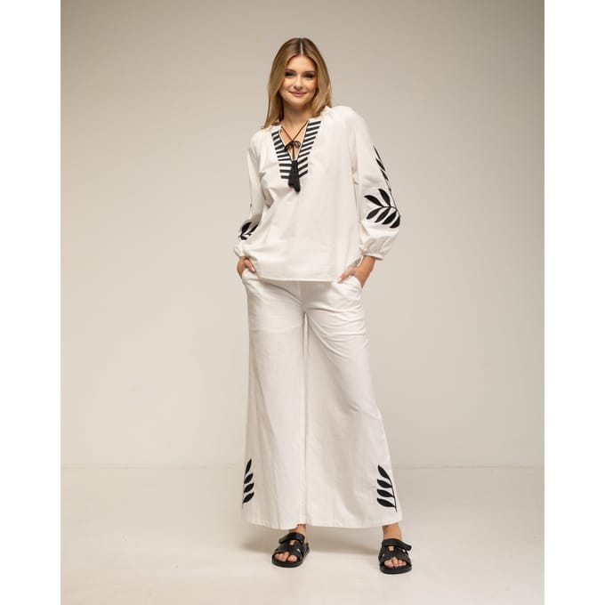 Set van broek en top met borduursel op de mouwen