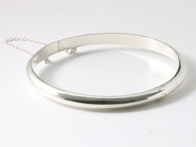 Fijne hoogglans zilveren bangle met kliksluiting