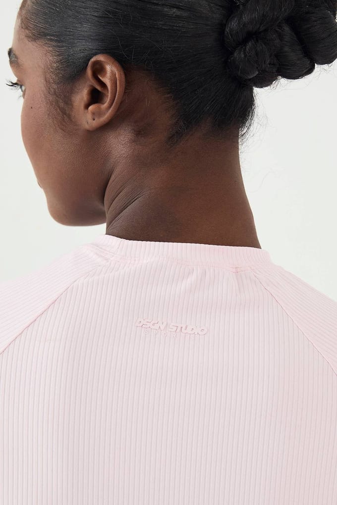Dames DSGN Studio Ultra Sculpt Rib Korte Mouwen Top | Marshmallow Pink | Maat: Medium