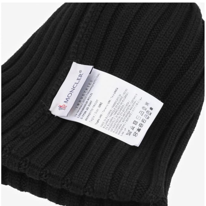 Moncler Logo Patch Muts met Pompon 3b00020 M1131 999 3B00020 M1131 999 black