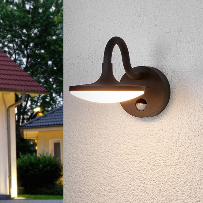 Lucande LED buitenwandlamp Finny met bewegingssensor