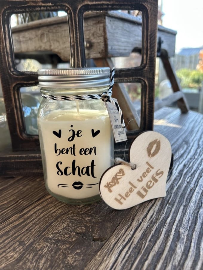 Creaties van Hier - Black & White scented candles Schat met houten hartje – 13,5 cm – vanille