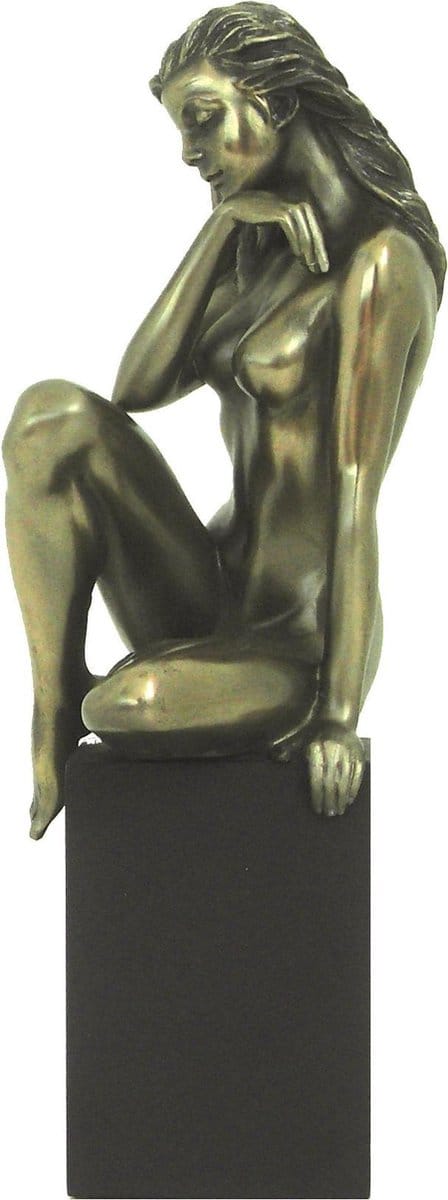 MadDeco - Beeldje - naakte - vrouw - op - sokkel - hand - onder - kin