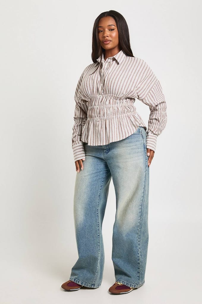 boohoo Dames Plus Pinstripe Poplin Shirt met Gerimpelde Taille | Steen | Maat: 48