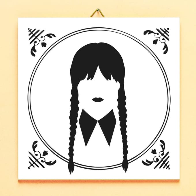 Tegeltje Wednesday Addams van Ditverzinjeniet