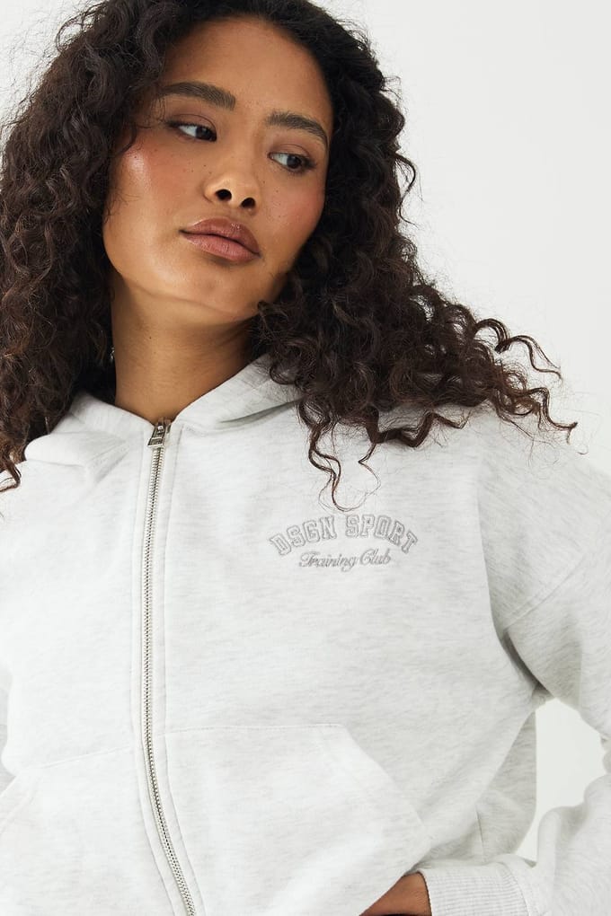 Dames DSGN Studio Sport Training Club Boxy Zip Through Hoodie | Asgrijs | Maat: Large