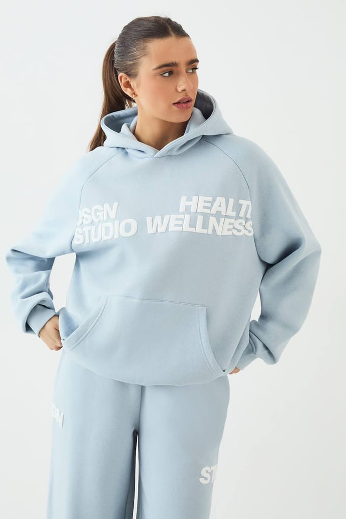 Dames Dsgn Studio Gezondheid En Wellness Bedrukt Trainingspak Met Capuchon | Lichtblauw | Maat: 3XL