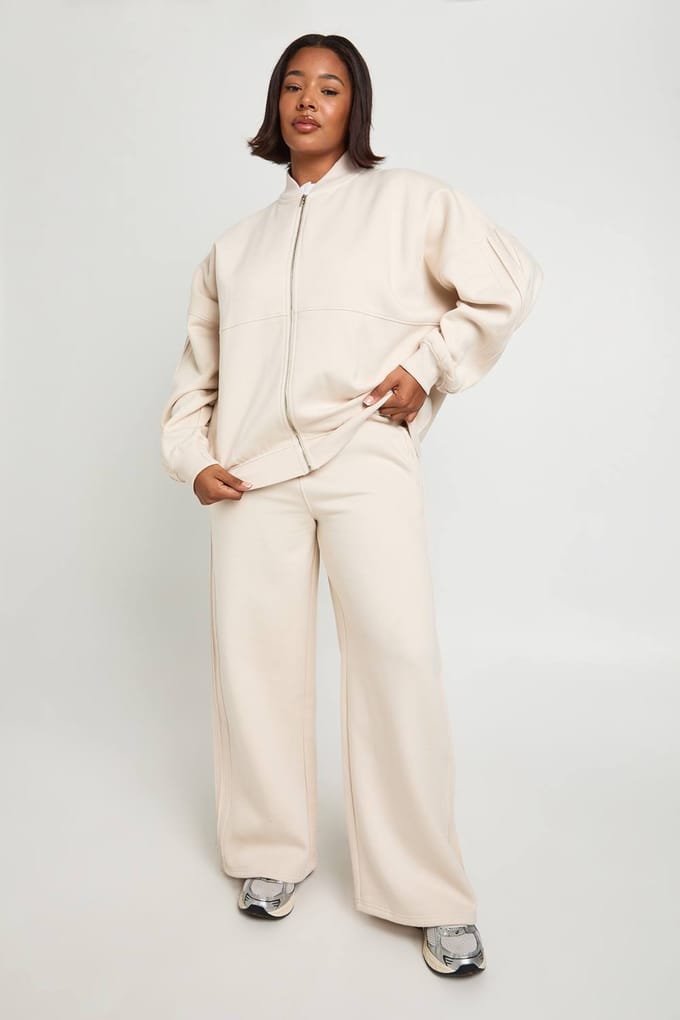 boohoo Dames Plus Pintuck Joggers met wijde pijpen | Ecru | Maat: 26