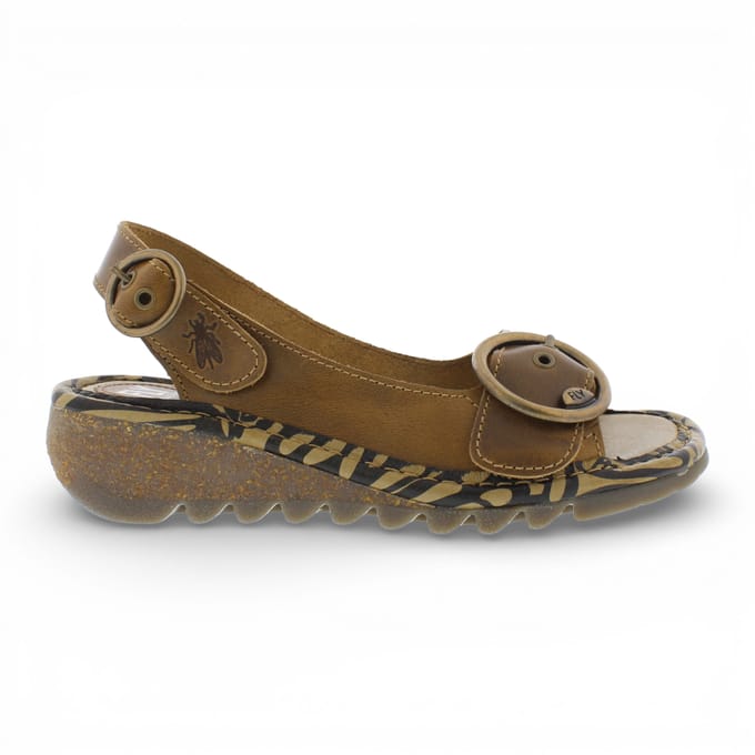 Fly London dames TRAM723FLY camelbruine leren sleehak sandalen