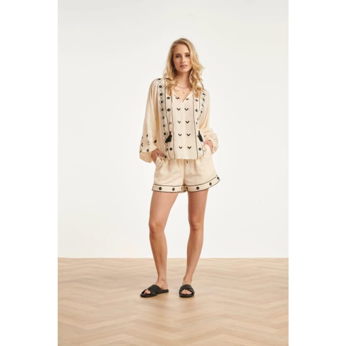 Smashed Lemon Off white blouse met zwarte borduursels en strikkoord |