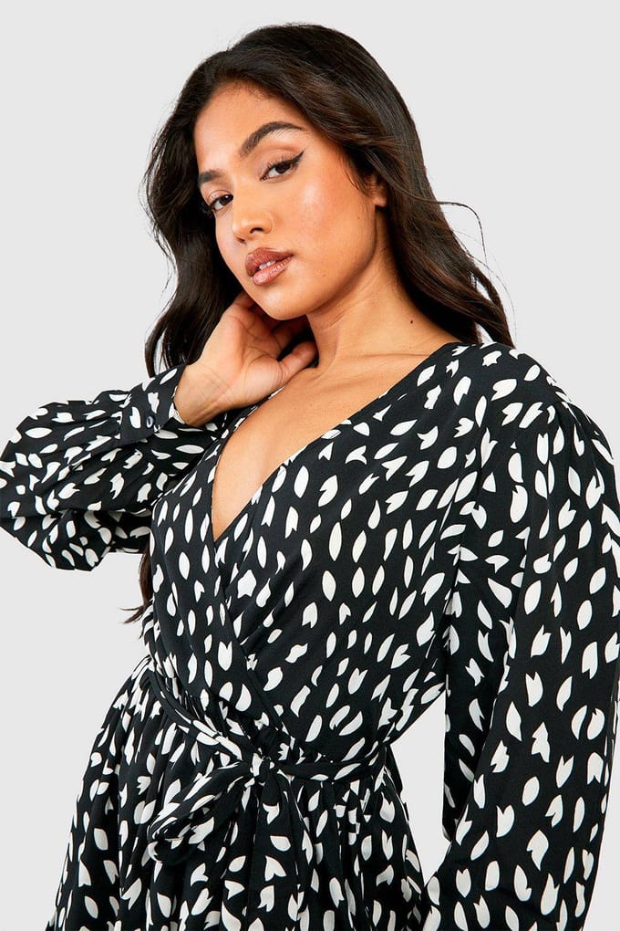 boohoo Dames Petite Smudge Print Ruffle Geweven Wikkeljurk | Zwart | Maat: 44