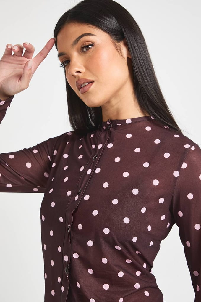 boohoo Dames Polkadotprint gaas top met knoopsluiting | Chocolate | Maat: 8