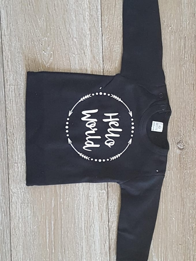 Babyshirt met opdruk "Hello world"