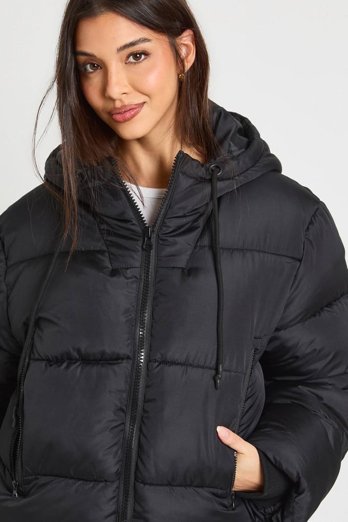 boohoo Dames Gevulde pufferjas met capuchon | Black | Maat: 6