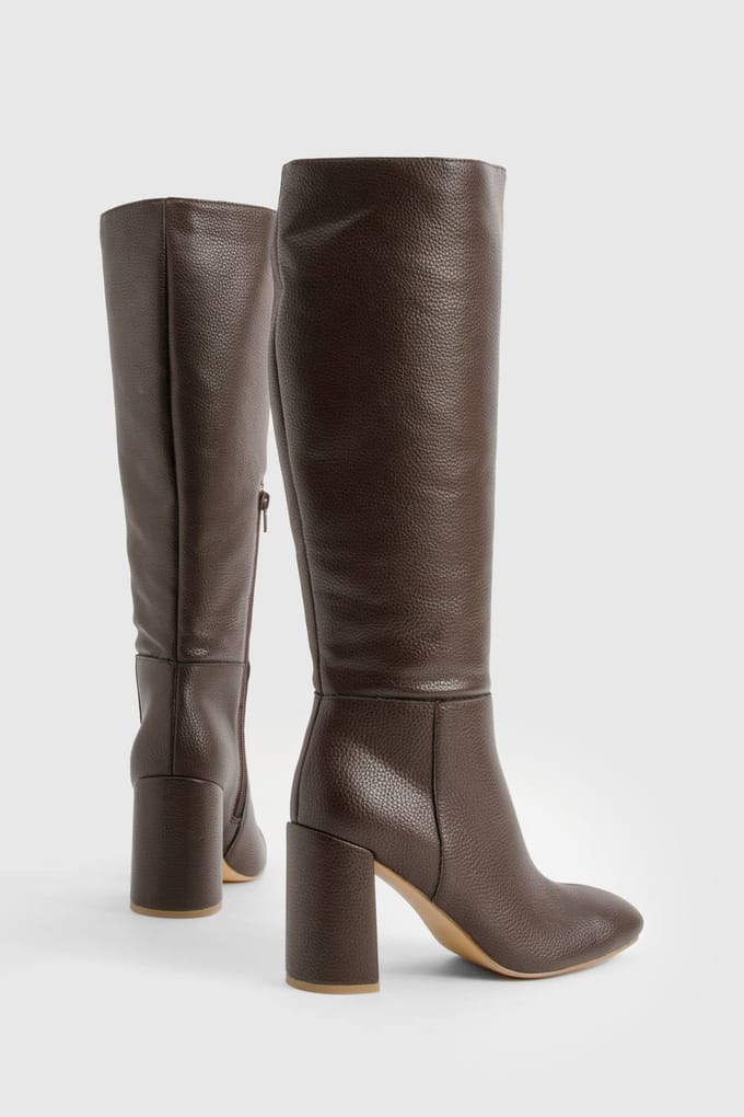 boohoo Dames Getextureerde kniehoge laars met hak | Chocolate | Maat: 8