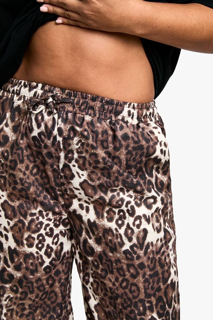 boohoo Dames Plus Leopard Geweefde Broek met Wijde Pijp | Luipaardprint | Maat: 44
