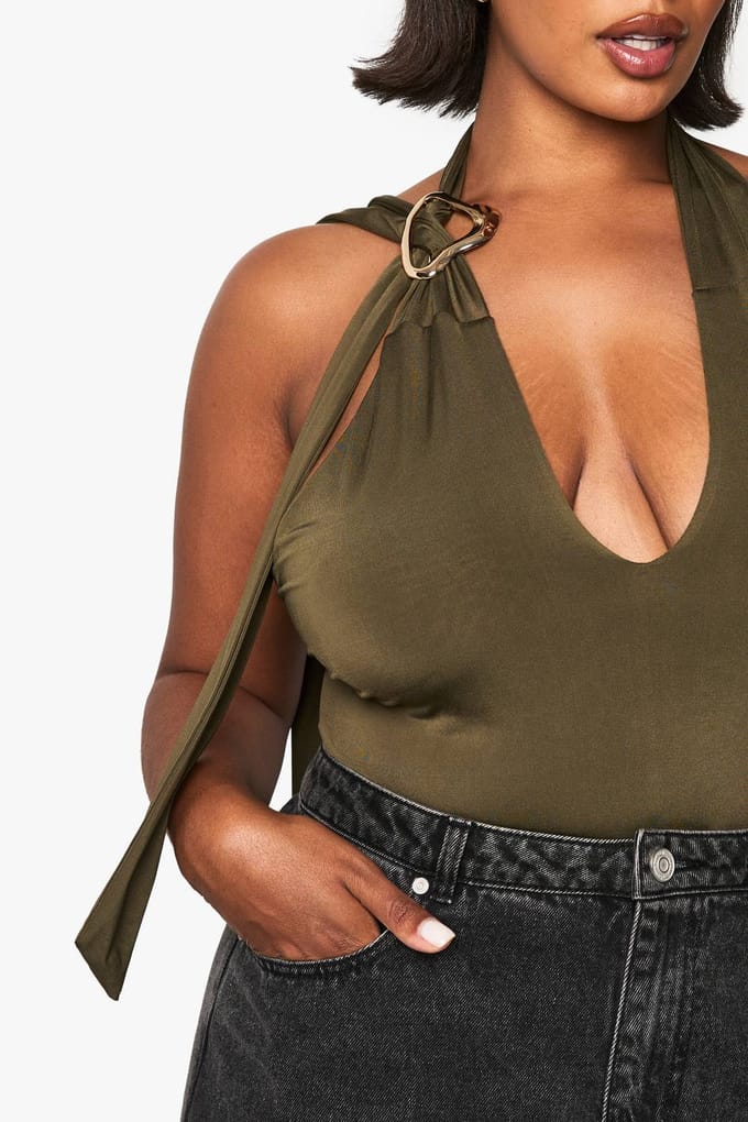boohoo Dames Plus Halter Top met Sleutelgat en Geraffelde Zijkant Top | Olijf | Maat: 56