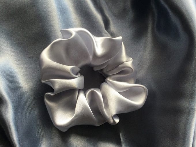 Scrunchie XL haarwokkel haarelastiek satijn grijs / zilver grey / silver