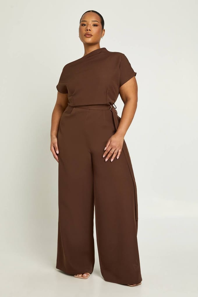 boohoo Dames Plus asymmetrische jumpsuit met riem | Bruin | Maat: 48