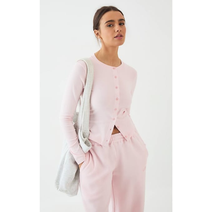 Dames DSGN Studio Ronde Hals Doorknoop Lange Mouw Top | Lichtroze | Maat: Small