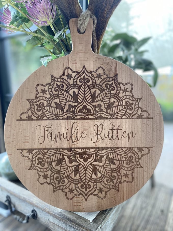 Creaties van Hier - Serveerplank - Gepersonaliseerd Cadeau - Mandala - Hout - 40 cm