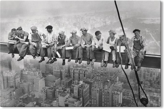 Canvas Schilderij Lunch atop a Skyscraper - 90x60 cm