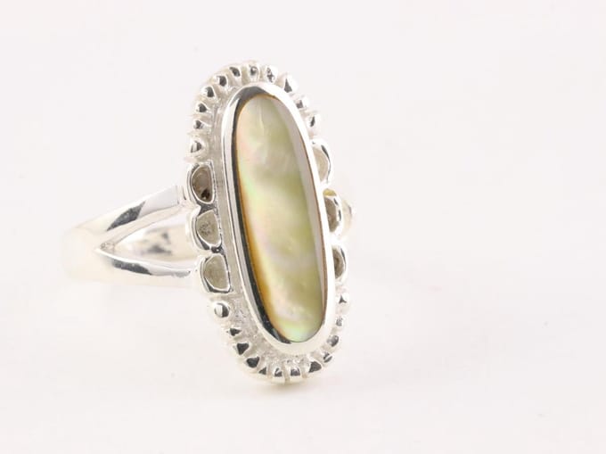 Langwerpige bewerkte zilveren ring met goudkleurige schelp - maat 18.5