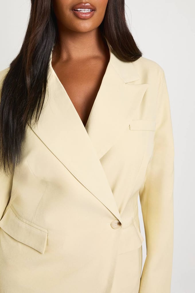 boohoo Dames Plus Oversized Blazerjurk Met Wikkelmodel En Hoornknoop | Boter | Maat: 46