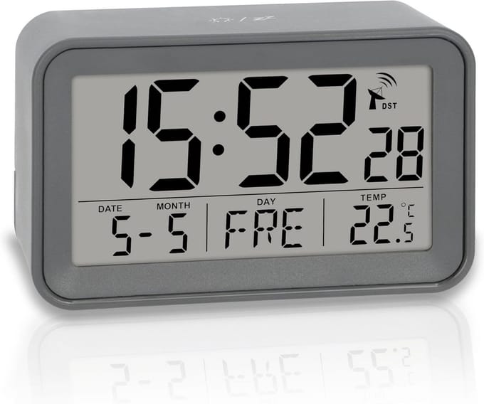 Digitale Wekker - Reiswekker Klok - Nauwkeurig Tijd Bijhouden - Radio Gestuurd Signaal - Compact Formaat - Mat Grijs