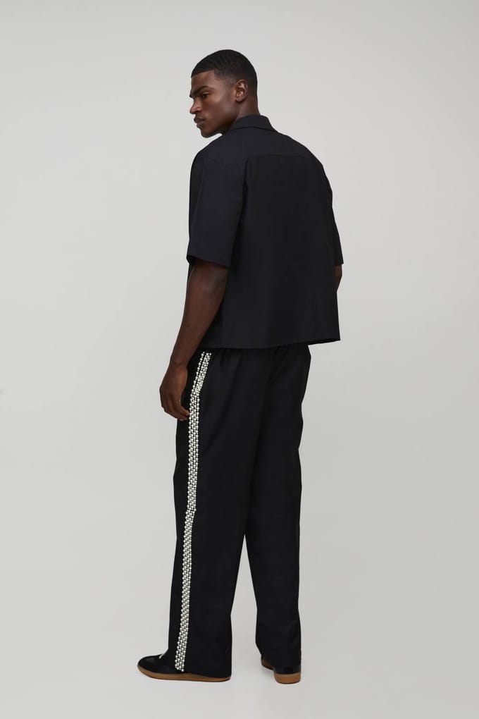 Broek met parelversiering, half- en half taille, geplooide voorkant en wijde pijpen | Black | Size Medium