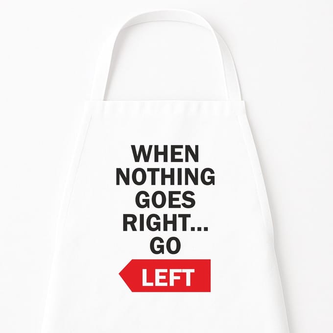 Go Mama - Keukenschort “When nothing goes right, go left” – Grappig kookschort – One Size – Verstelbaar – Wit – Moederdag cadeau – Cadeau voor haar