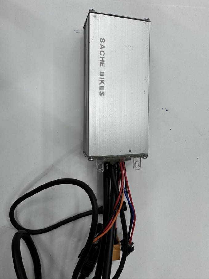 Qmwheel v20 controller Qmwheel V20 controller 2025 - korte achterlichtkabel - controller onder de zadel