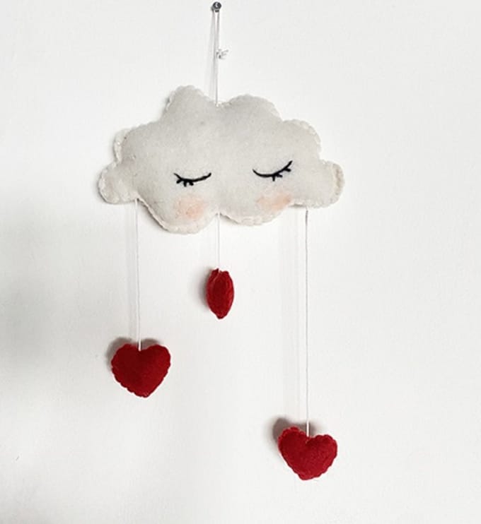 Wolk mobiel met hartjes vilt 47x22x5cm
