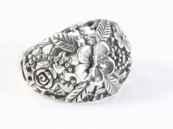 Brede opengewerkte zilveren ring met bloemen motief - maat 18