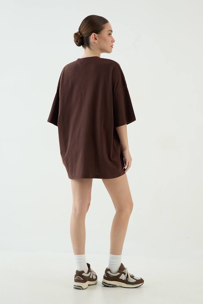 Dames Dsgn Studio Collegiate Bedrukt Oversized T-shirt | Dark Chocolate | Maat: Small