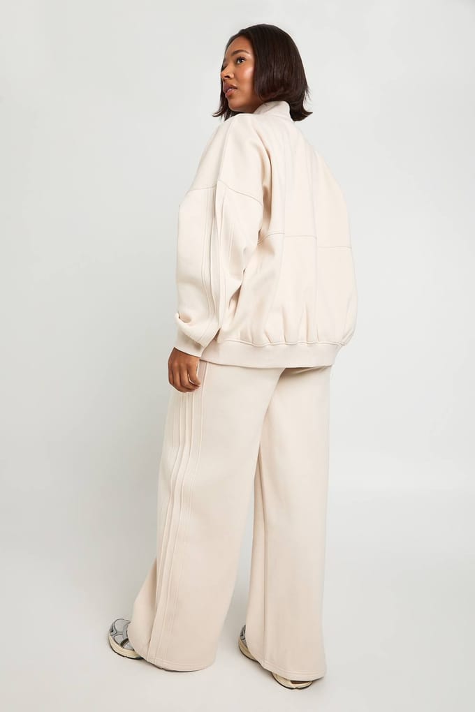 boohoo Dames Plus Pintuck Joggers met wijde pijpen | Ecru | Maat: 26