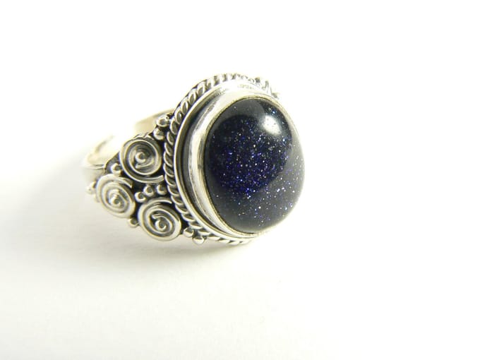 Bewerkte zilveren ring met blauwe zonnesteen - maat 19