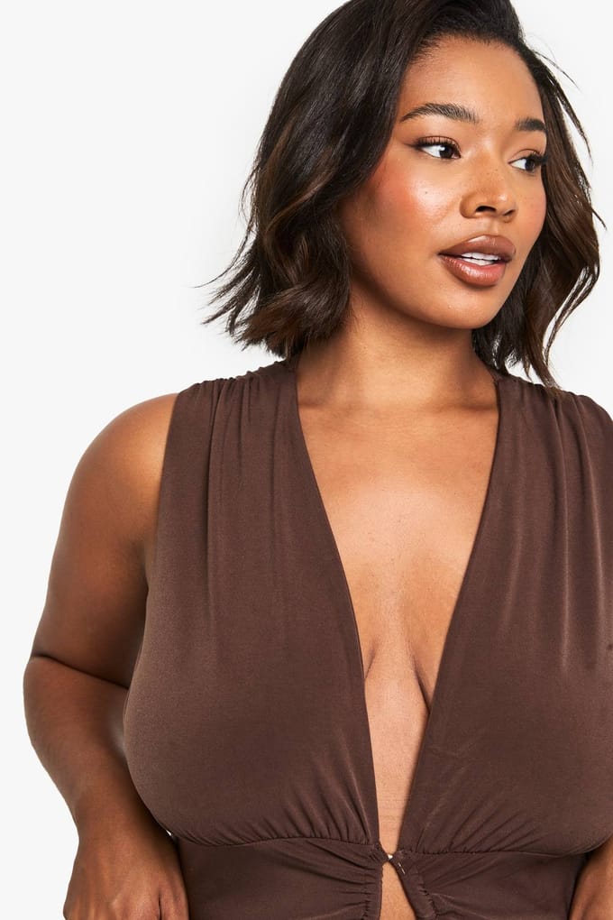 boohoo Dames Plus Bodysuit met diepe V-hals en gerafelde details | Chocolate | Maat: 28