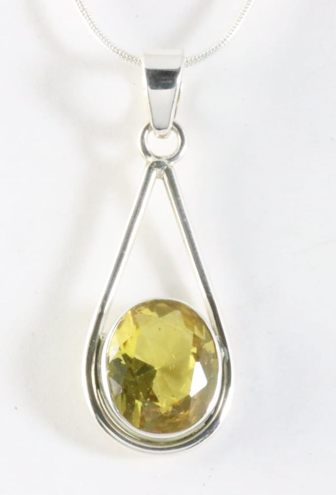 Zilveren hanger met citrien aan ketting
