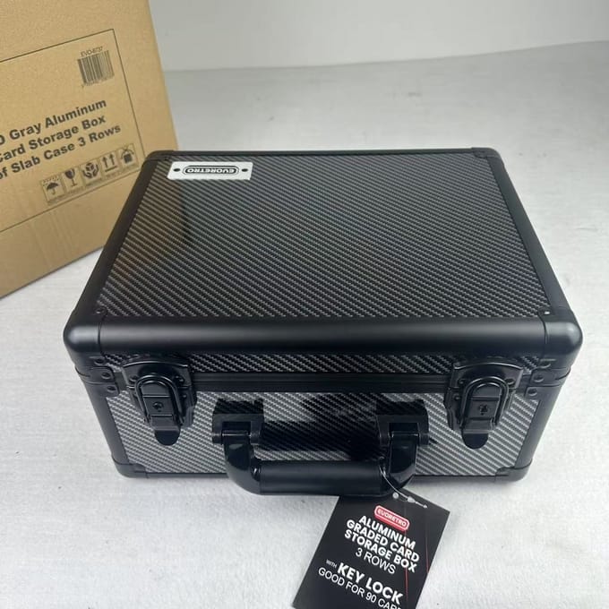 EVORETRO - Graded Card Storage Box Carbon effect voor 90 Cards